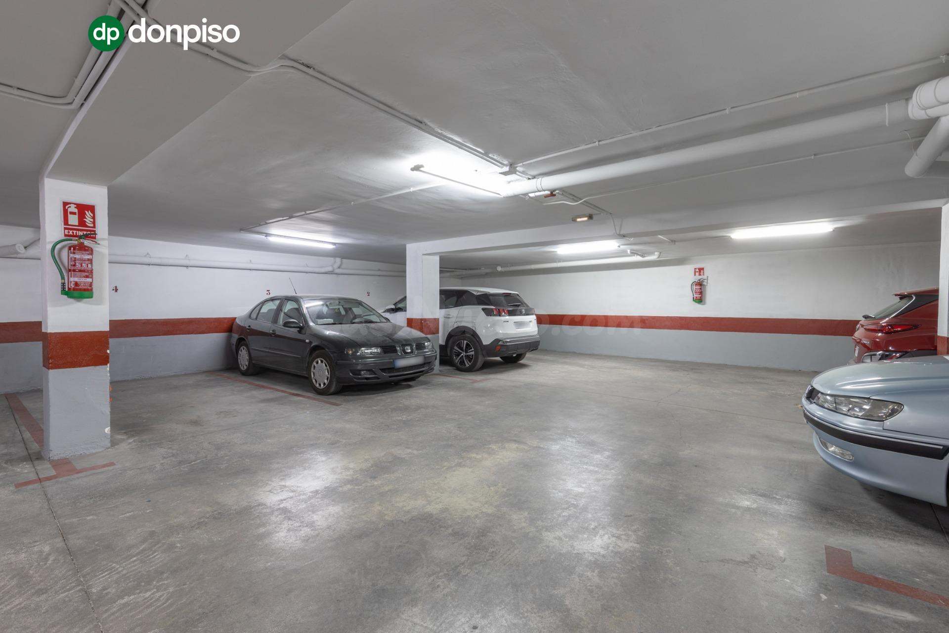 Plaza de garaje amplia en Maracena, con fácil acceso y junto al Metro