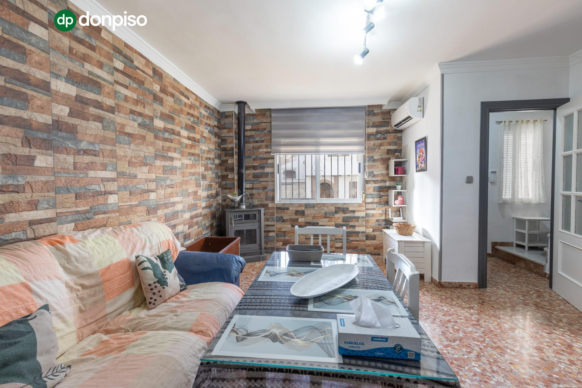 PRECIOSO ADOSADO CON PATIO, TERRAZA, COCHERA Y ESTUFA DE LEÑA EN LAS GABIAS (GRANADA)