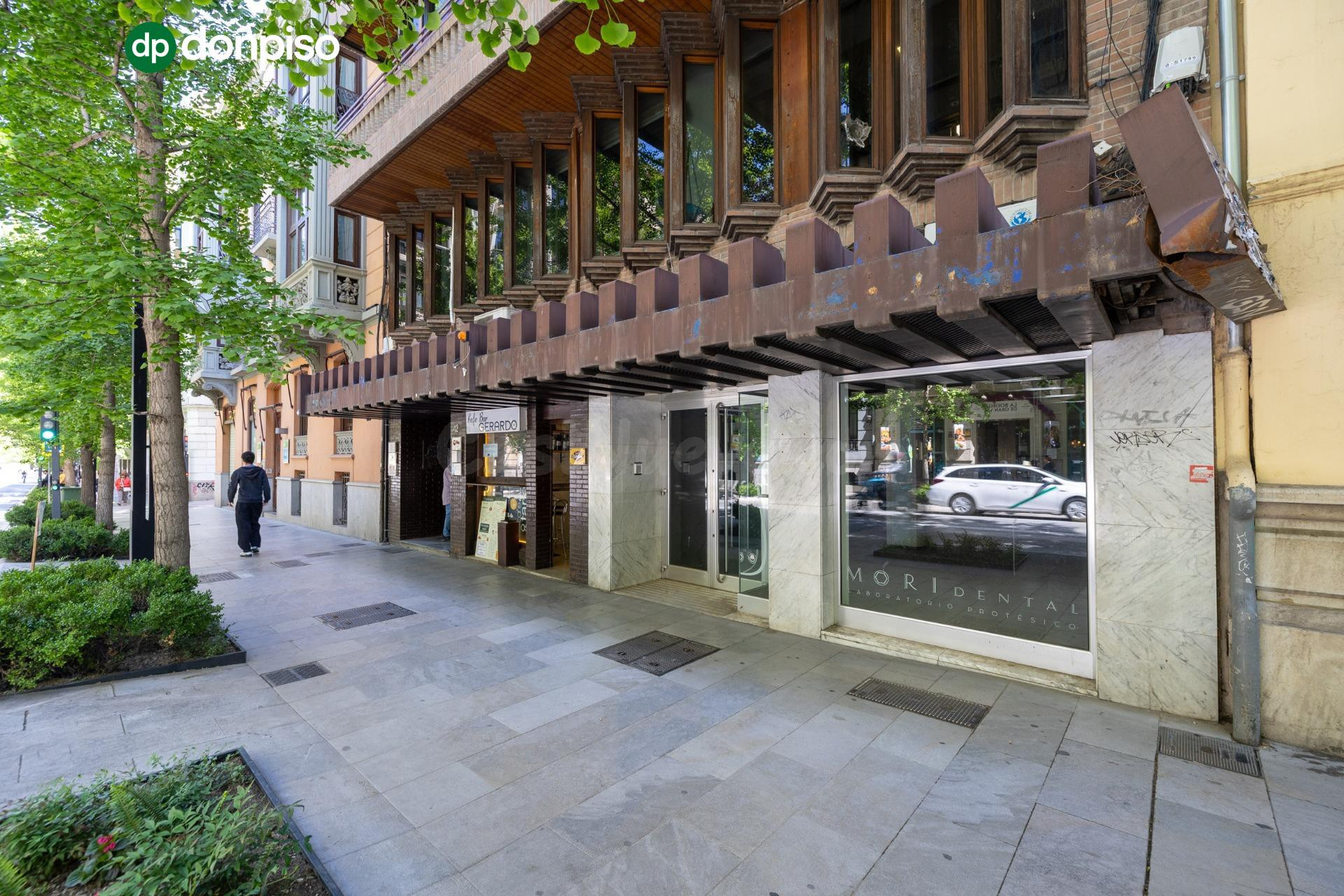 Local comercial con casi 1000 m2 en plena Gran via de Granada. Oportunidad única y exclusiva