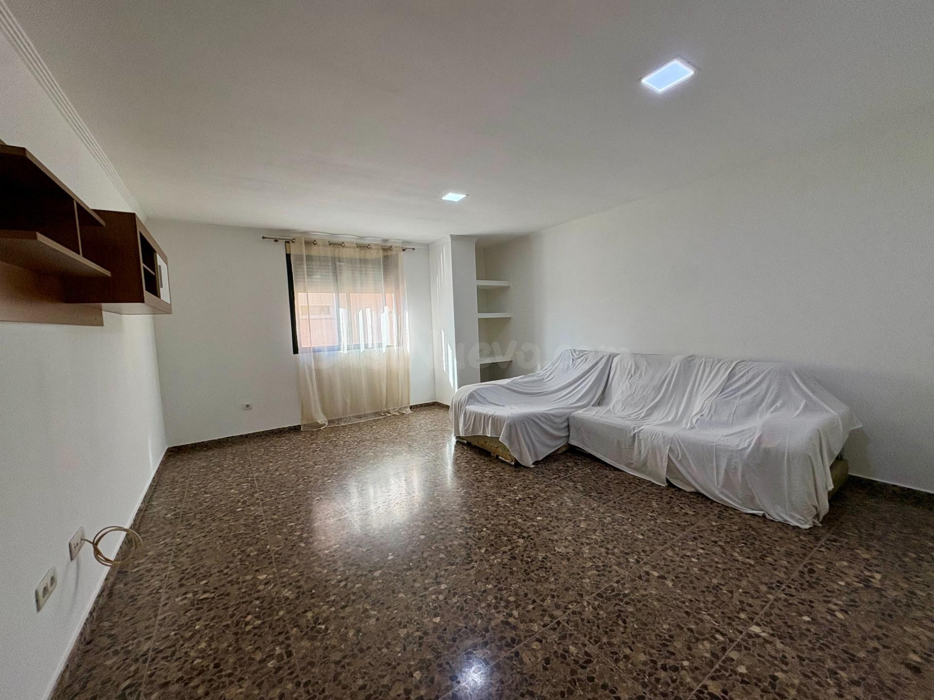 Alquiler SIN MOBILIARIO por 800€