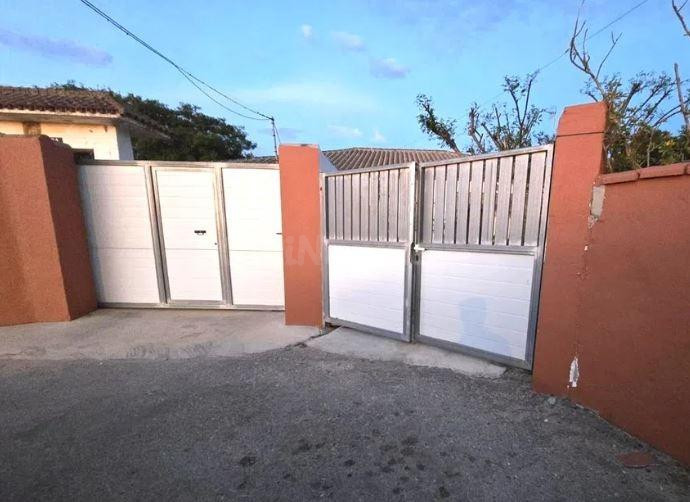 SE VENDE casa adosada OKUPADA en Camino Barrio Nuevo Nº 192 Conil de la Frontera (Cádiz).