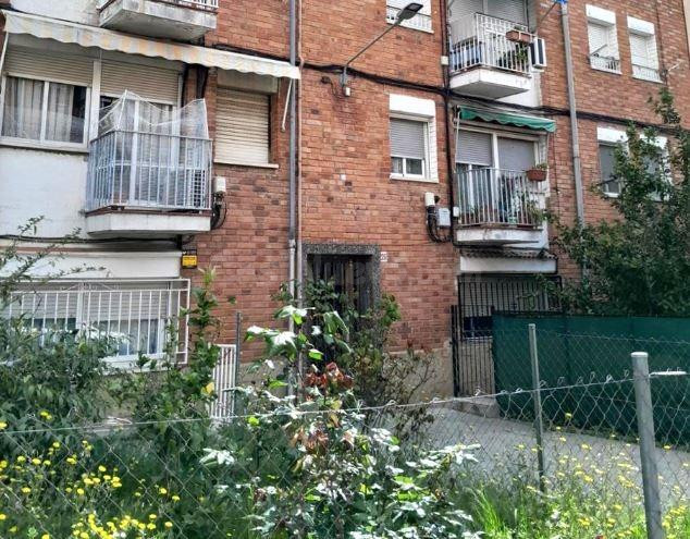 SE VENDE piso OKUPA en C SANT CRISPI 226 de Terrassa, Barcelona.