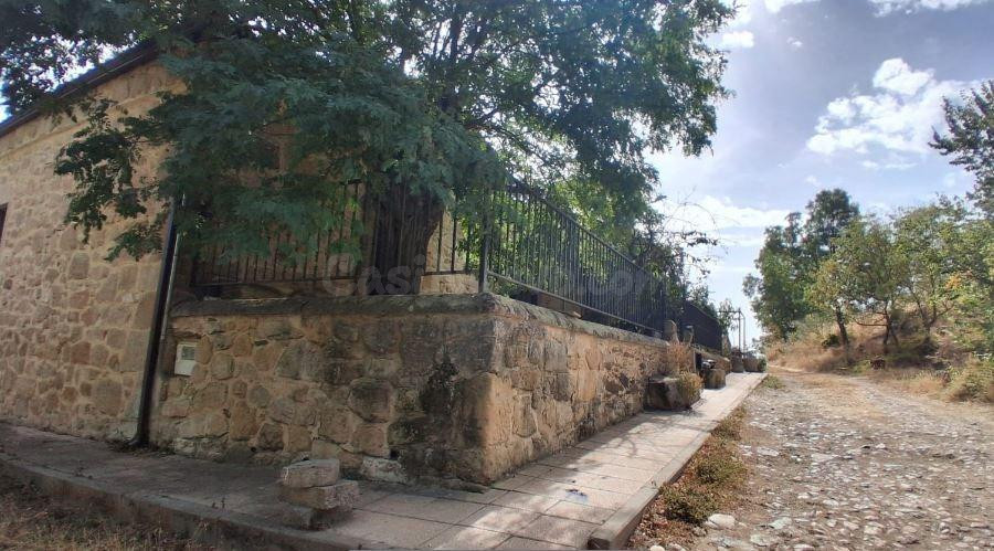 SE VENDE casa  OKUPA en C Santibañez Rio 11 de Salamanca - foto 3