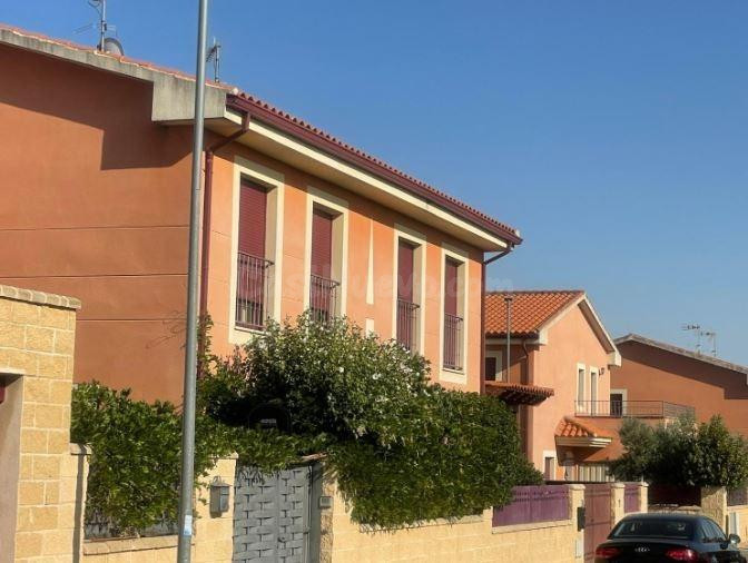 SE VENDE casa adosada OKUPA en C Miguel De Unamuno 5 de Mora - foto 3