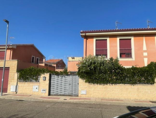 SE VENDE casa adosada OKUPA en C Miguel De Unamuno 5 de Mora - foto 4