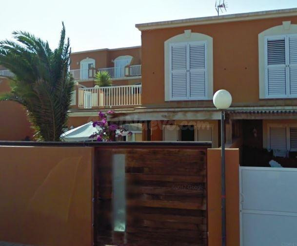 SE VENDE casa adosada OKUPADA en Calle Playa Blanca Nº 38 Puerto del Rosario (Las Palmas)