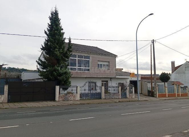 SE VENDE casa  OKUPA en C Cruces  70 de Lalín