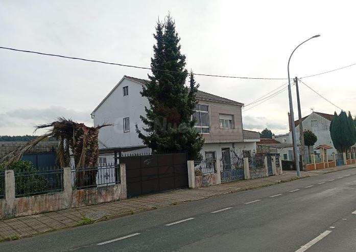 SE VENDE casa  OKUPA en C Cruces  70 de Lalín - foto 2