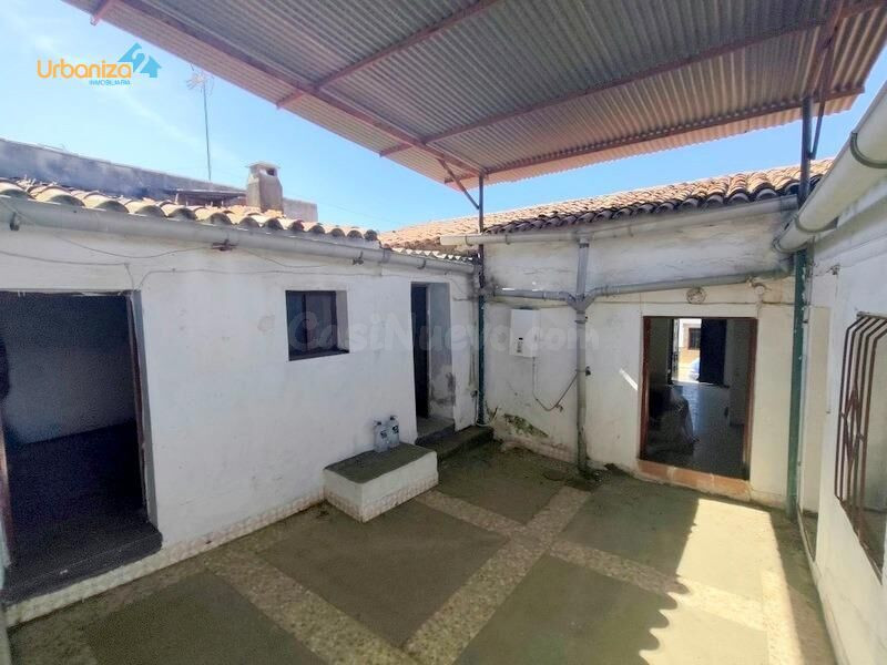 Casa con muchas posibilidades en pleno centro de Villanueva para reformar con un gran patio y amplia cochera