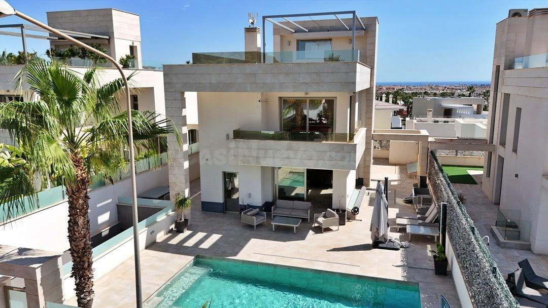 Villa de Lujo con 5 Dormitorios en Venta en Villamartín con Piscina Privada y Vistas al Mar | Orihuela Costa