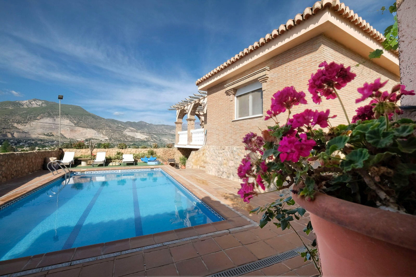 Espectacular chalet-cortijo con encanto, piscina y vistas a Sierra Nevada en Padul