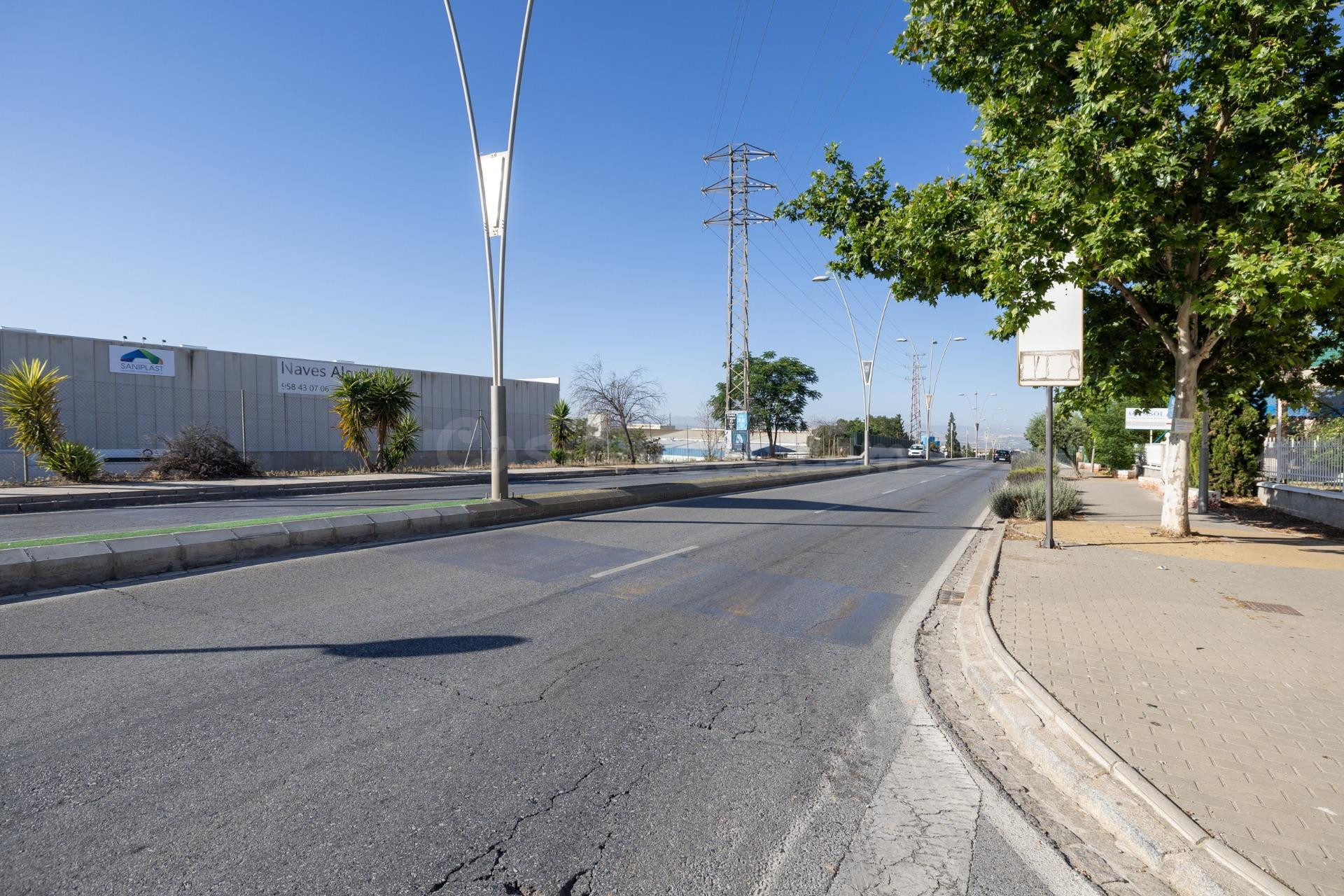 ¡Oportunidad Única! Amplia Nave Industrial en Albolote