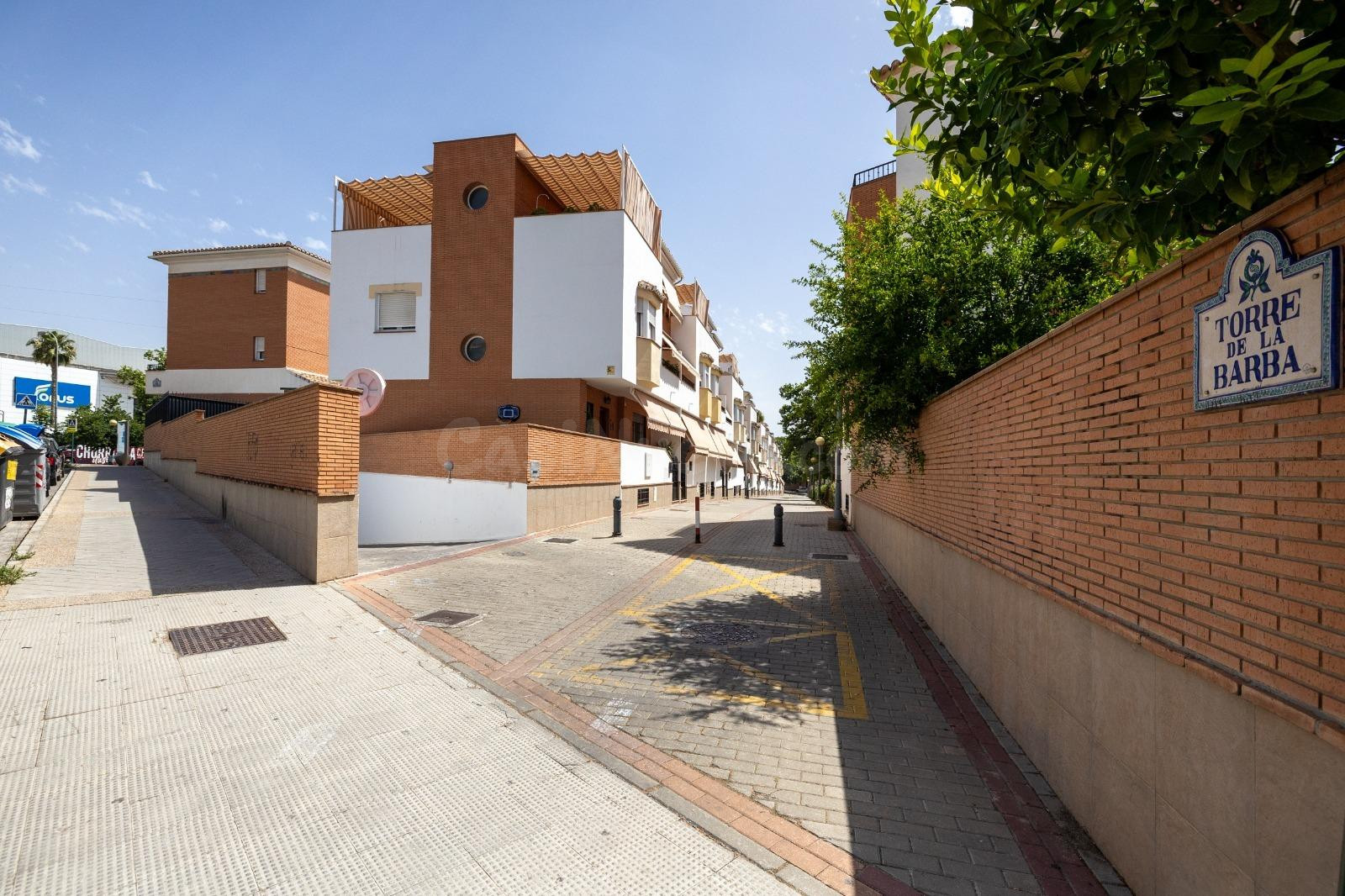 AMPLIA CASA ADOSADA DE 241 m2 CON 4 DORMITORIOS, GARAJE, SÓTANO, PATIO Y TERRAZAS