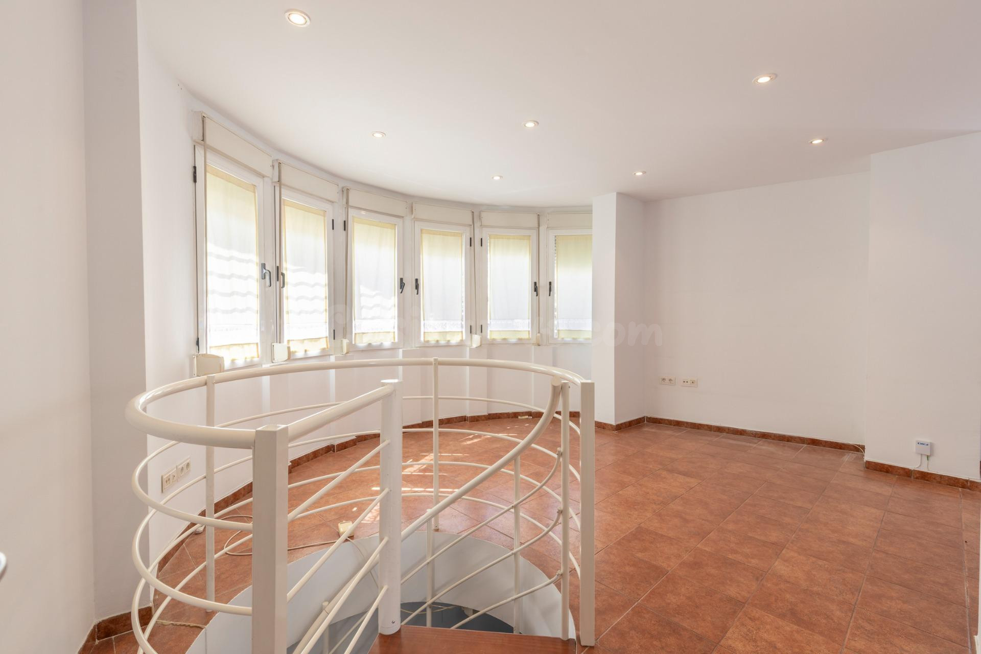 FANTÁSTICO TRÍPLEX EN CÁJAR: UNA VIVIENDA LLEVA DE AMPLITUD Y LUMINOSIDAD