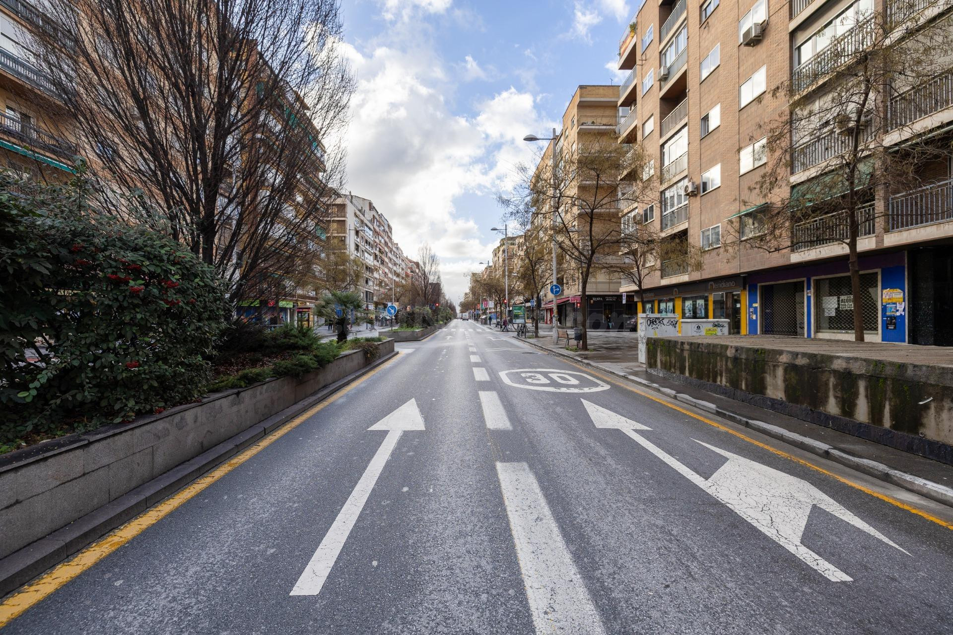 Plaza de garaje para coche mediano, en Camino de Purchil