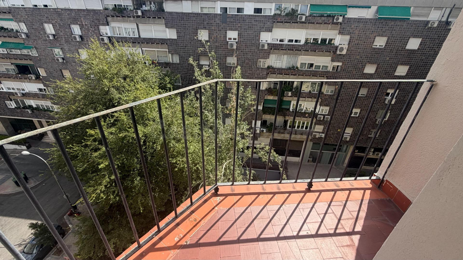 Se alquila piso muy luminoso de dos dormitorios y dos baños más aseo en la Calle Doce de Octubre