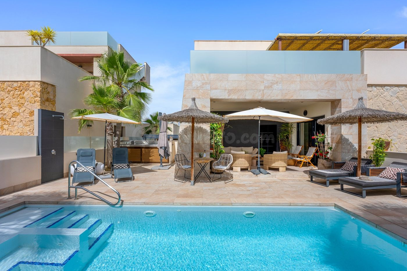 Exclusiva villa contemporánea con piscina wellness, jacuzzi y carácter único