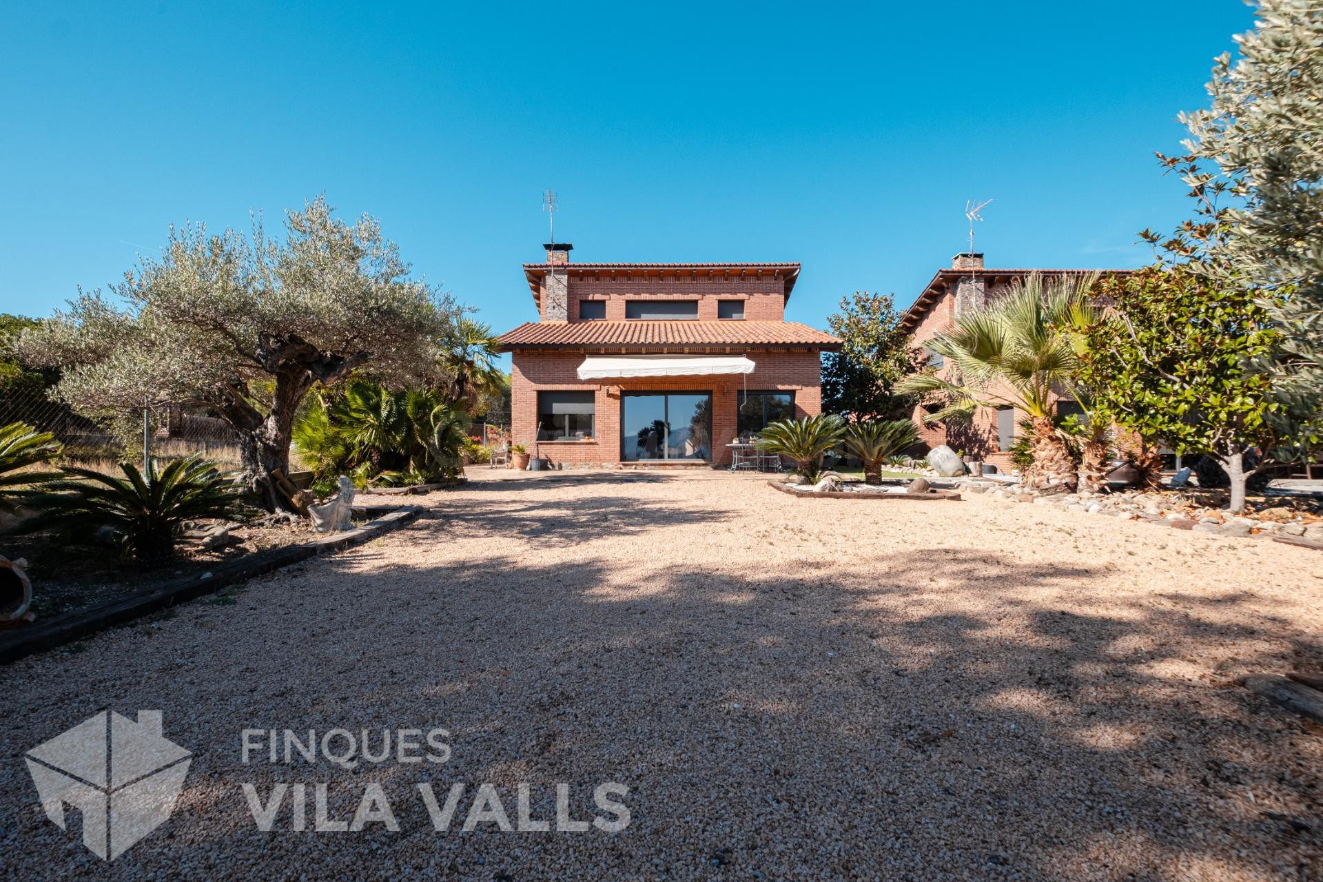 CASA UNIFAMILIAR CON VISTAS PANORÁMICAS, JARDÍN Y GRANDES PO - foto 2