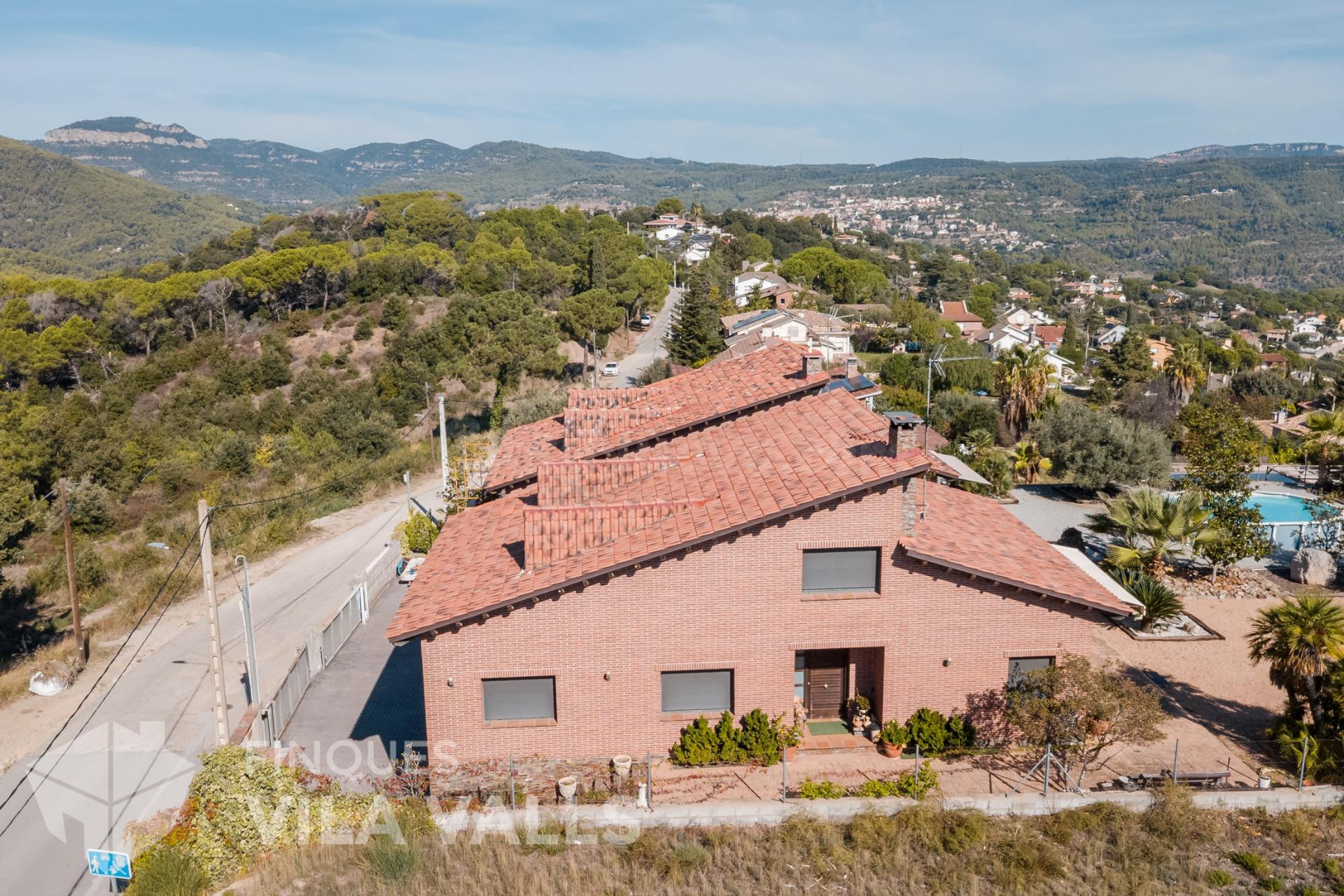CASA UNIFAMILIAR CON VISTAS PANORÁMICAS, JARDÍN Y GRANDES PO - foto 4