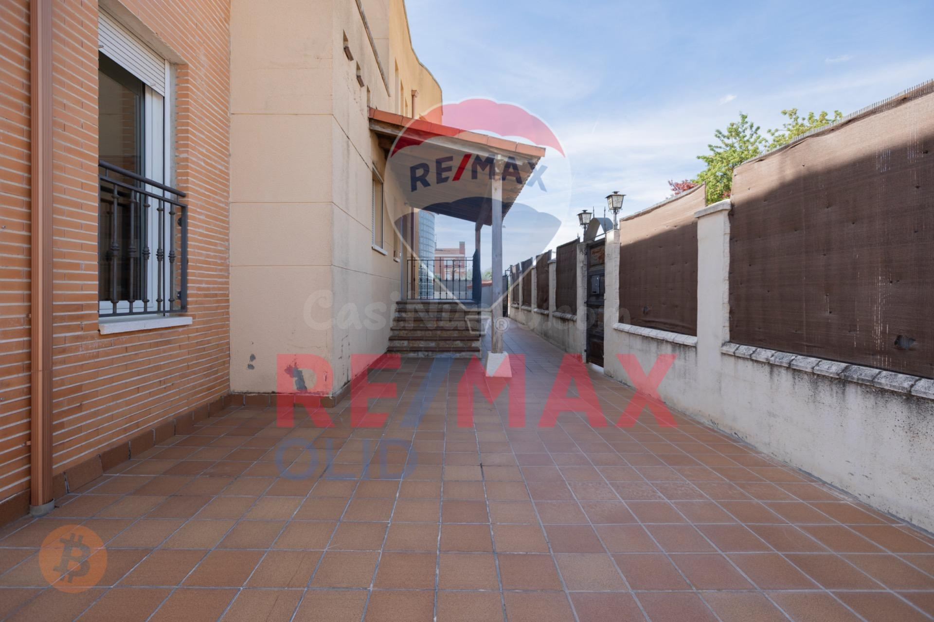 Chalet independiente con jardín y bodega - foto 2