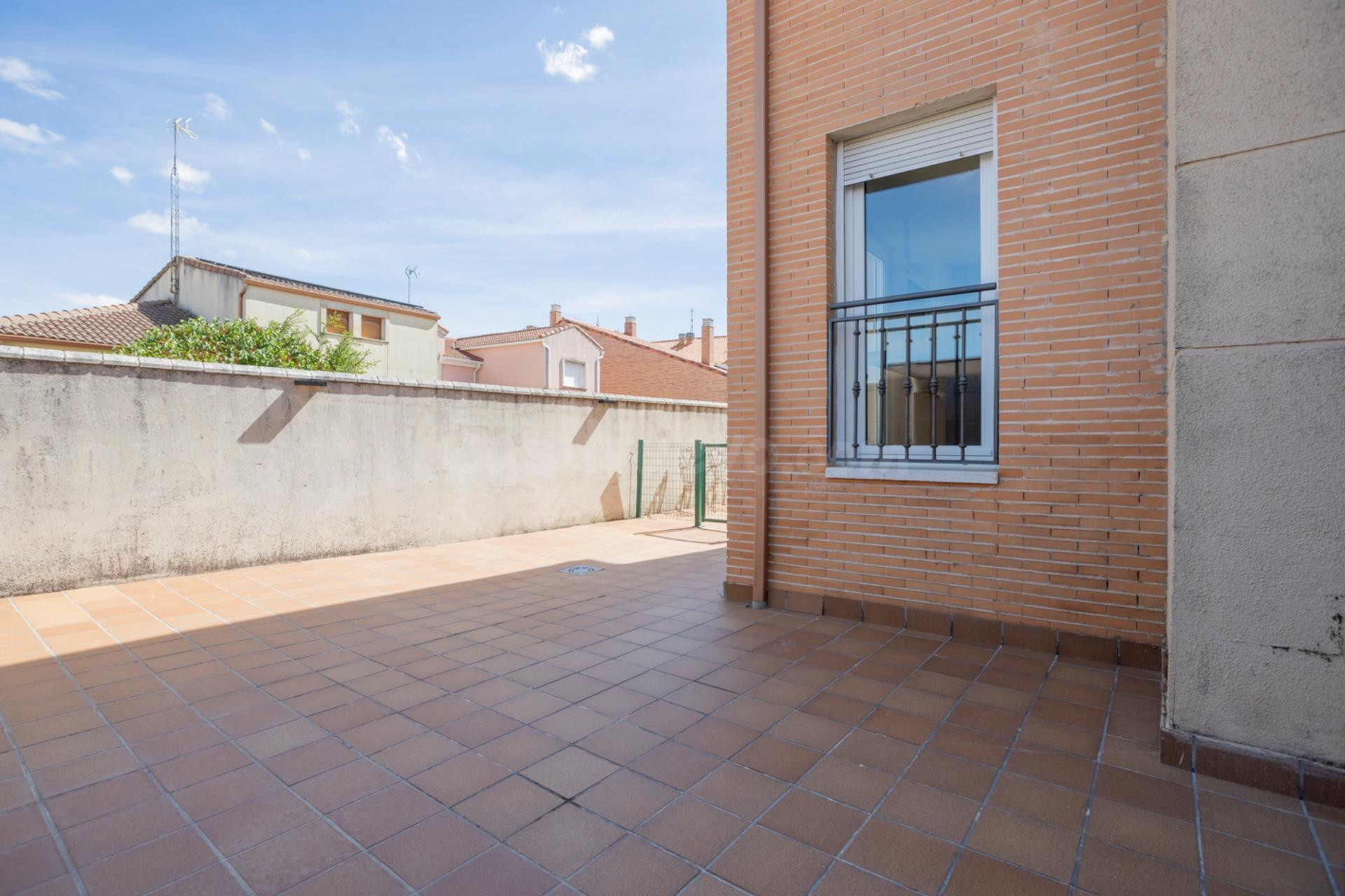 Chalet independiente con jardín y bodega - foto 4