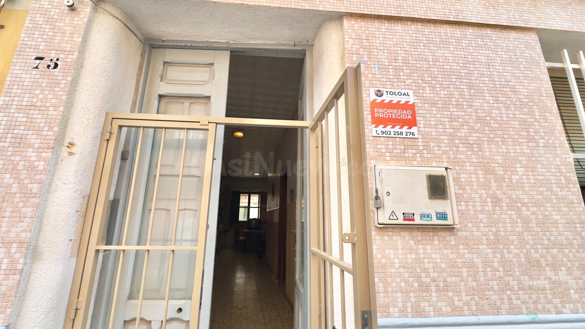 CASA DE PUEBLO DE 3 DORMITORIOS 2 BAÑOS Y AMPLIO PATIO EN EL CENTRO DE TORREVIEJA PARA REFORMAR