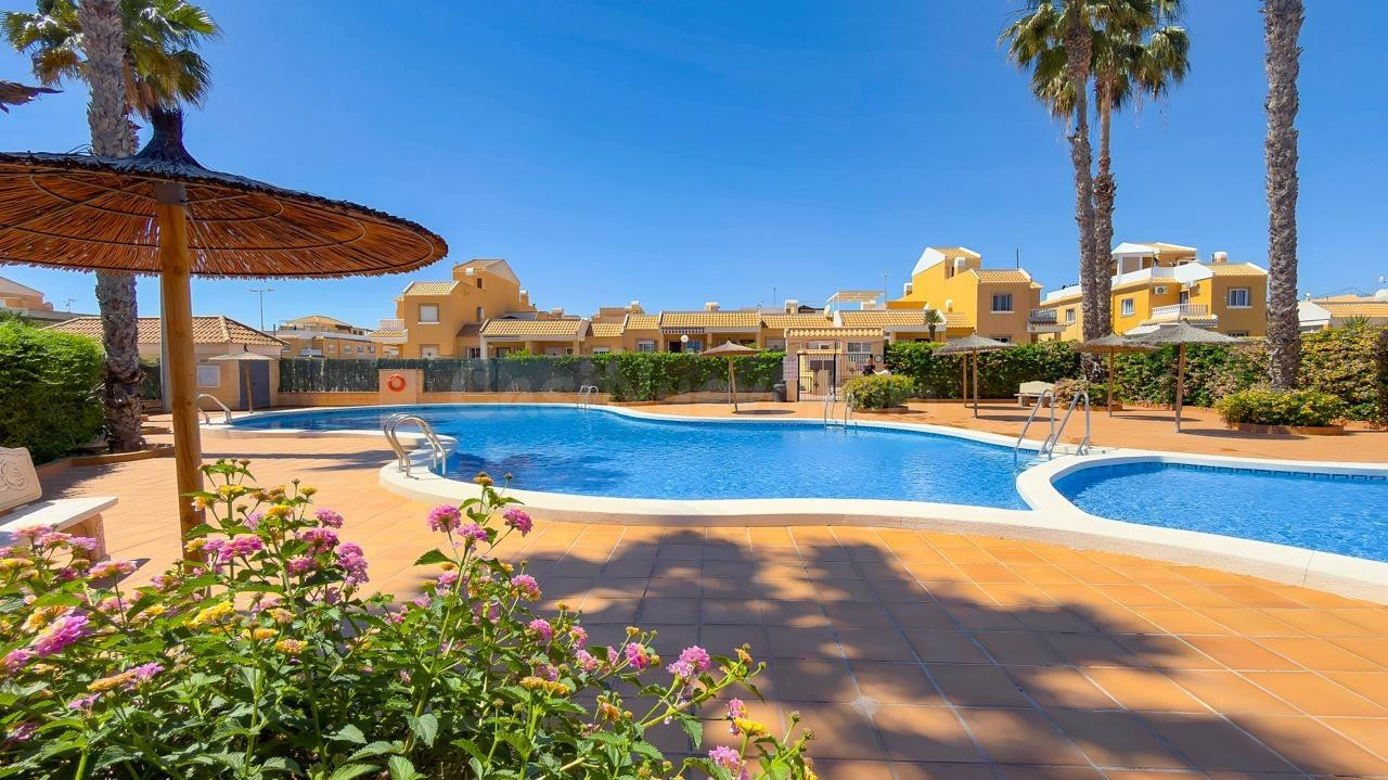 Casa con jardín privado, solárium y gran potencial en Ciudad Quesada