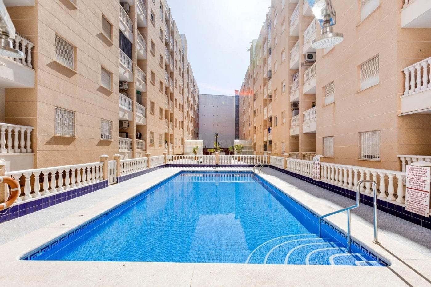 Se vende buen apartamento de 3 dormitorios con garaje y piscina