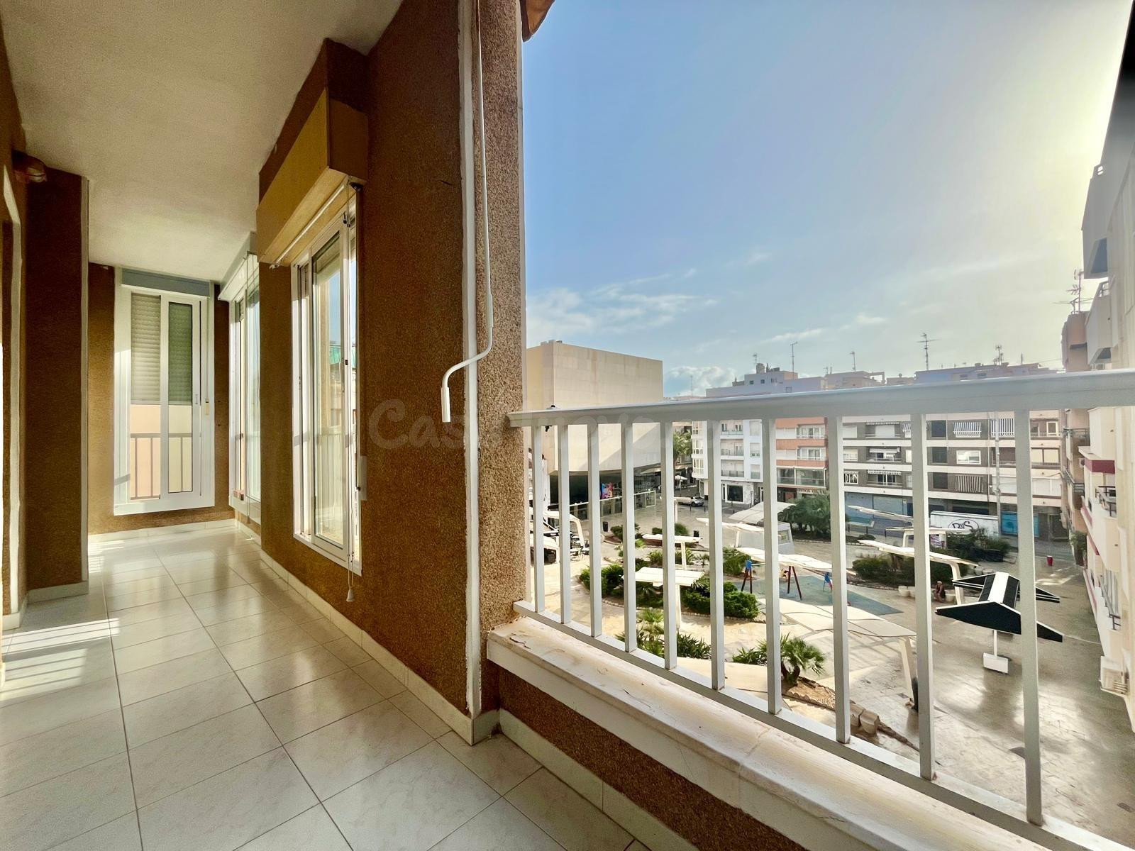 AMPLIO APARTAMENTO DE 106 M2 CON GRAN TERRAZA EN PLENO CENTRO DE TORREVIEJA, JUNTO A PLAZA MIGUEL HERNÁNDEZ