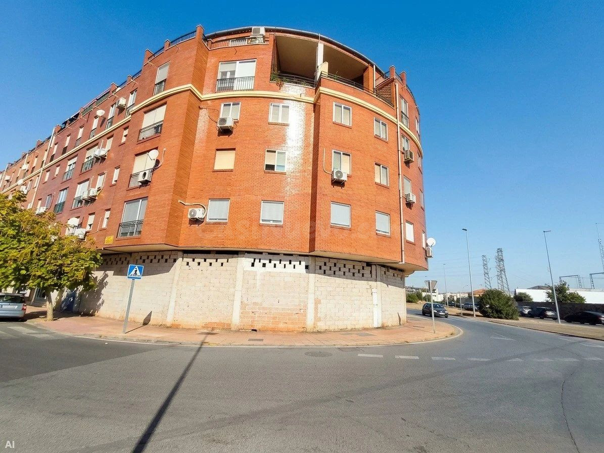 Local comercial en bruto de mas de 300 m2 en zona estratégica - Badajoz