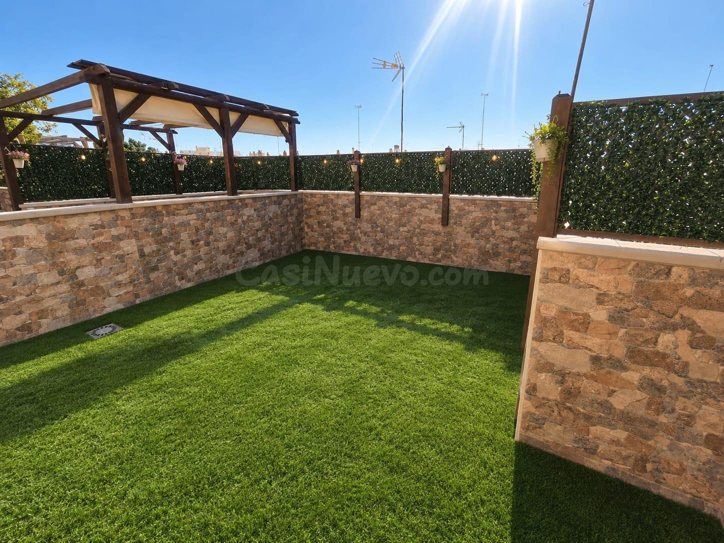 Casa de tres plantas con garaje, gran trastero y azotea chill out