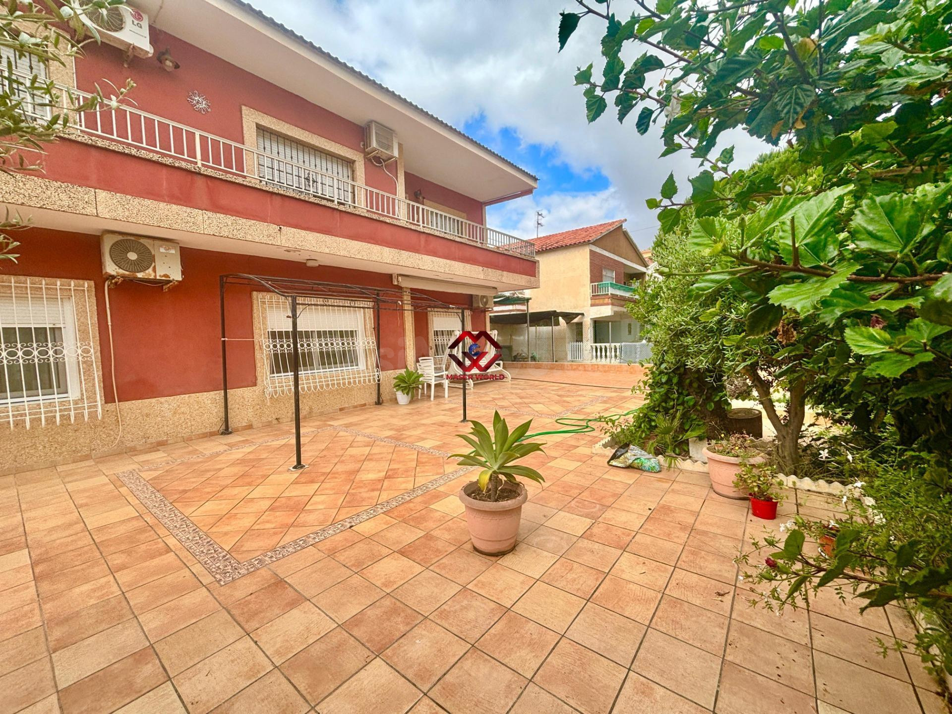 Amplio chalet con gran parcela y chimenea cerca de la playa en Los Narejos