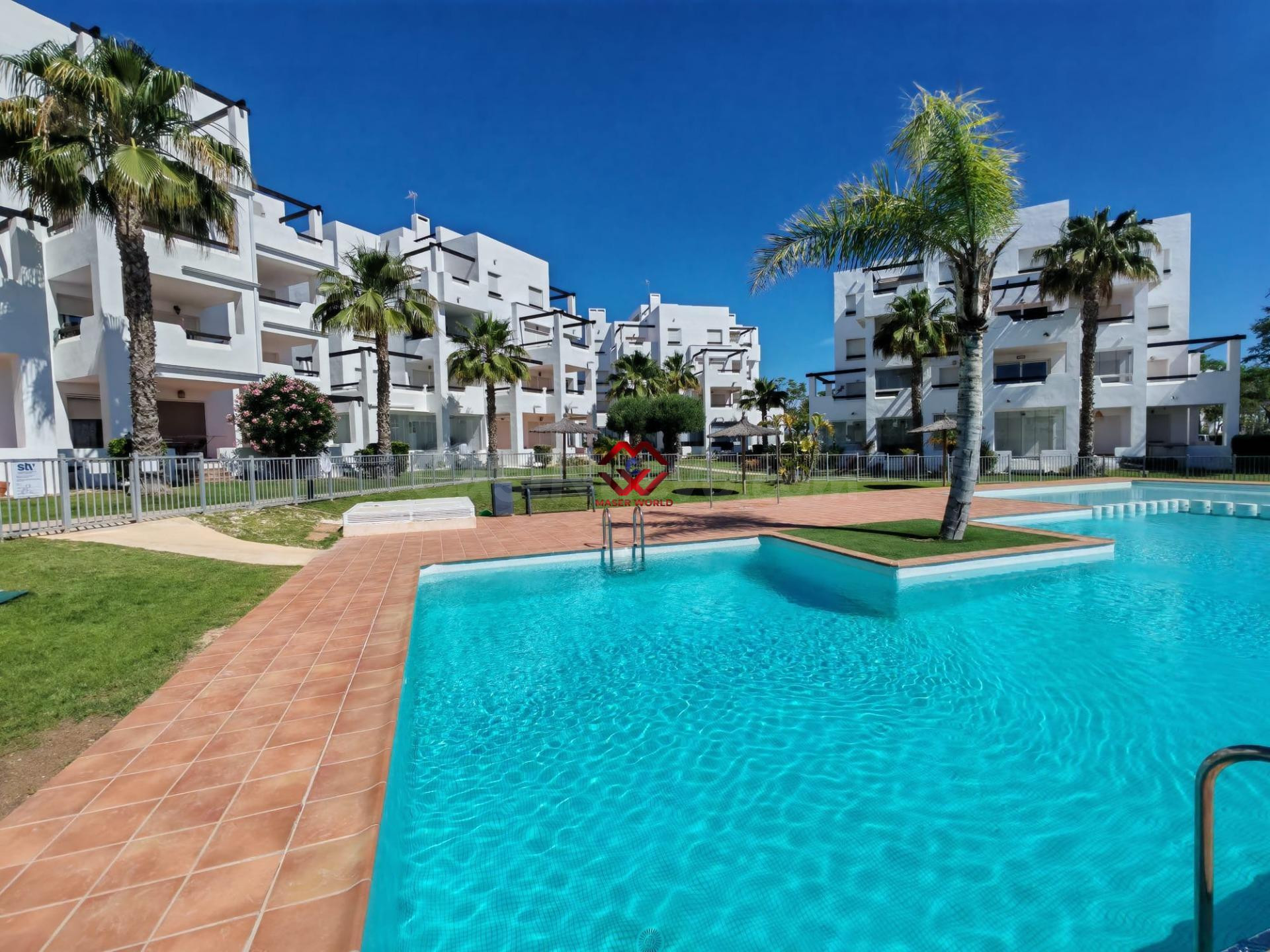 Ático con vistas abiertas y terraza en complejo residencial golf