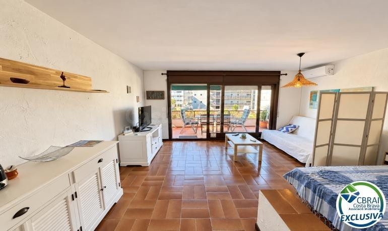 Amplio estudio con terraza y licencia turística a 80 metros de la playa de Santa Margarita - Roses