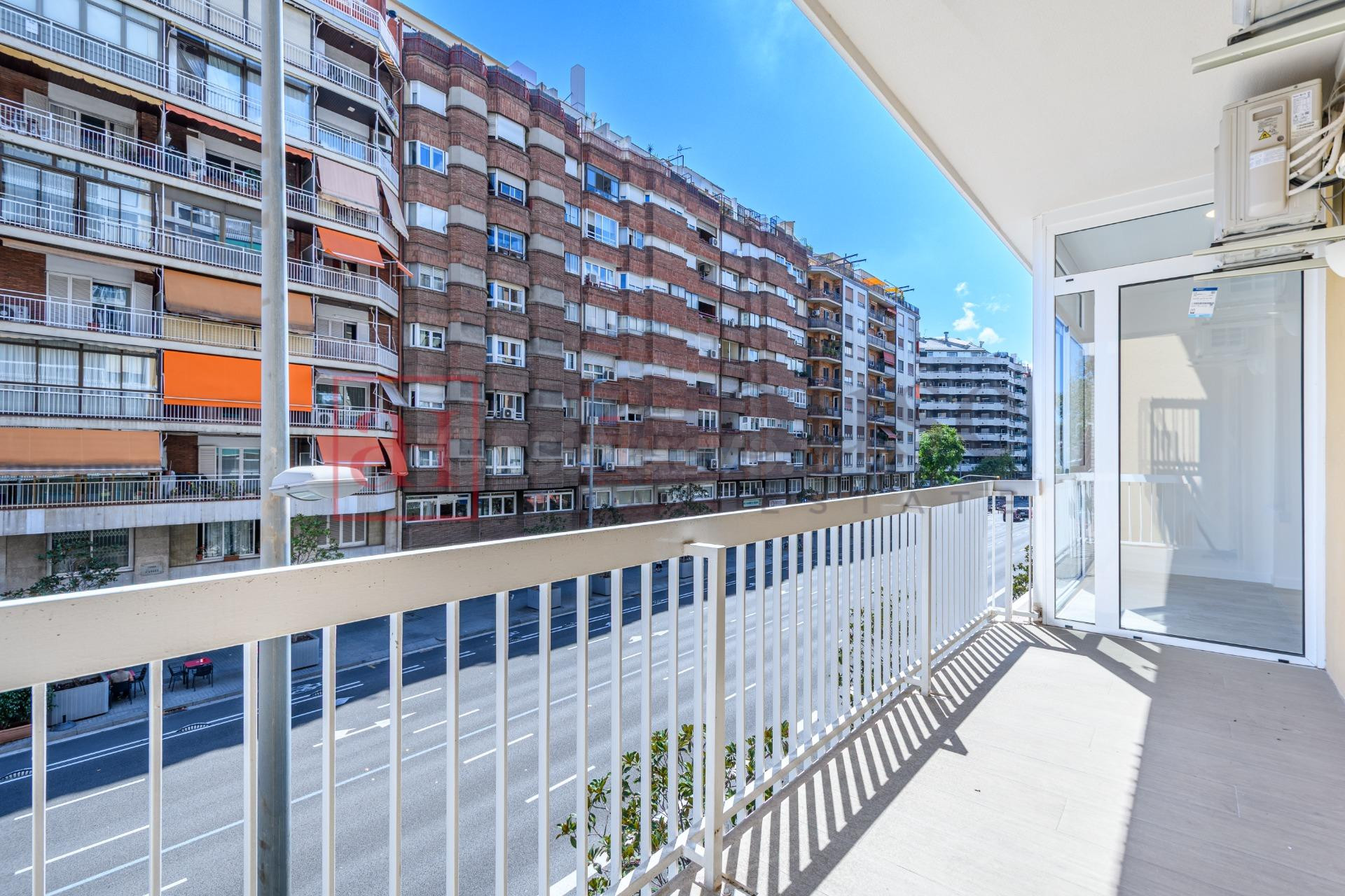 PISO RECIÉN REFORMADO CON GRAN BALCÓN EN L' EIXAMPLE