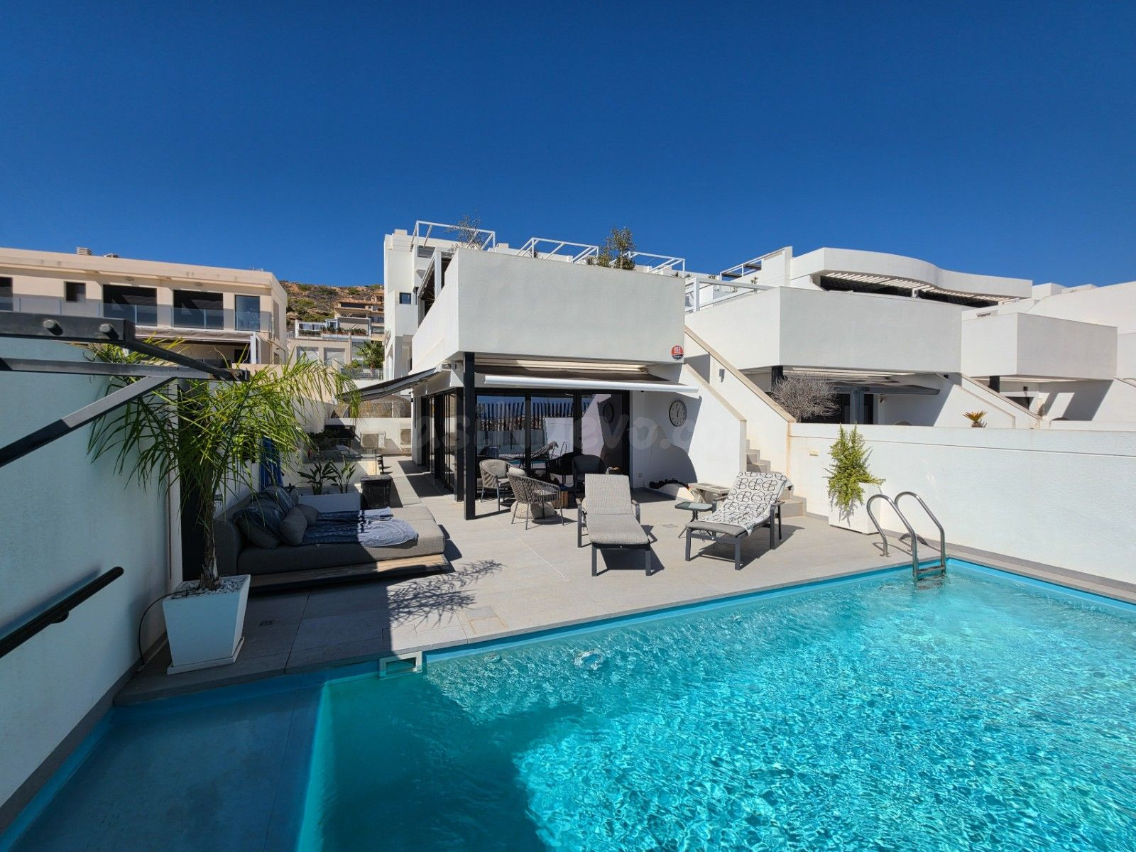 Villa moderna, espaciosa y céntrica construida en 2020 (aprox. 143 m2 + terrazas), cerca de colegios y supermercado. Gran piscina privada (aprox. 6 x 3 m) y a solo 15 minutos a pie de la playa.