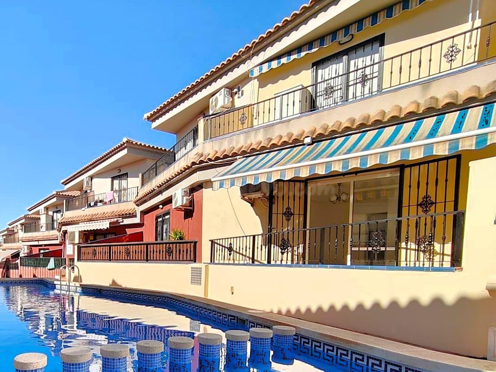 Casa adosada amplia y bien conservada, construida en 2006 (aprox. 87 m2 + terrazas), cerca de colegios y supermercados. Terraza y balcón con orientación este y oeste, ¡y piscina comunitaria!