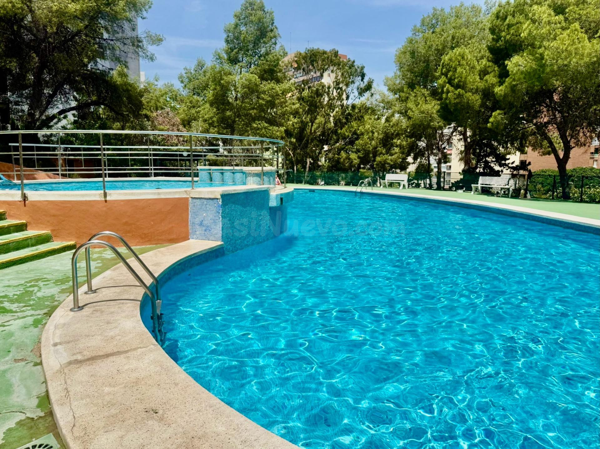APARTAMENTO DE 3 DORMITORIOS CON PISCINA, PARKING Y VISTAS DESPEJADAS EN RINCON DE LOIX, BENIDORM