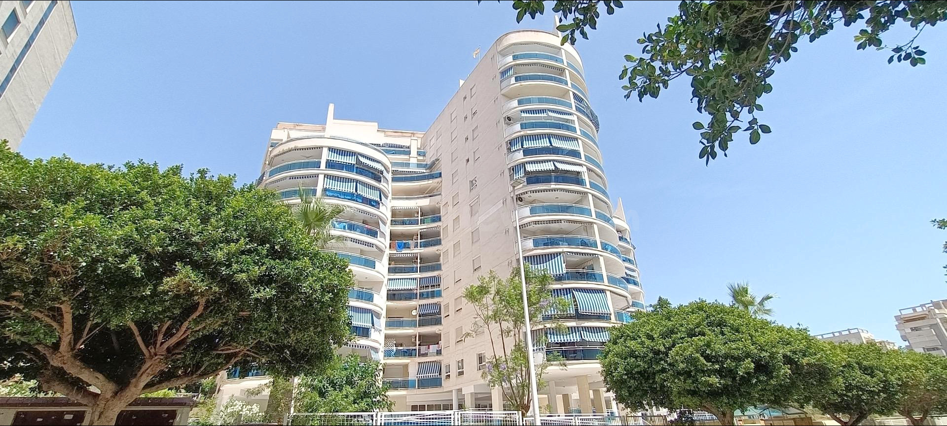 ¡OPORTUNIDAD! APARTAMENTO DE 2 DORMITORIOS Y 2 BAÑOS CON GRAN TERRAZA, BALCÓN Y PISCINA CERCA DEL MAR
