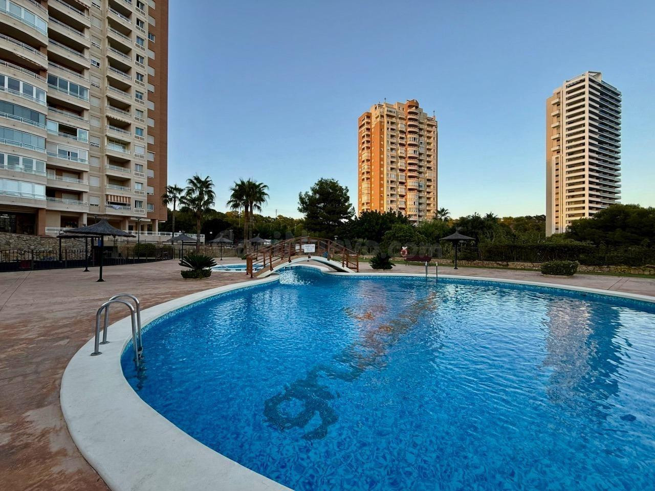 APARTAMENTO CON VISTAS AL MAR, PISCINA, JARDINES Y TERRAZA EN LA DEMANDADA ZONA DE VÍA PARQUE, BENIDORM