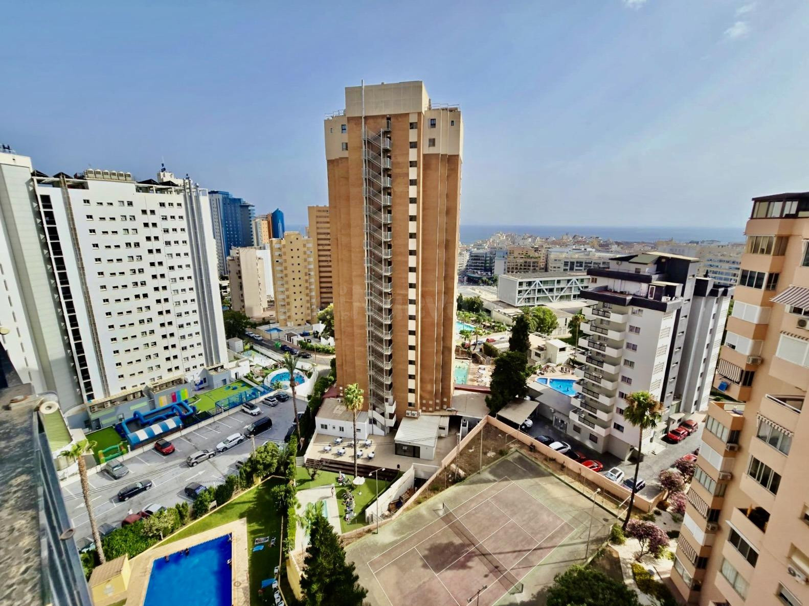 PISO REFORMADO CON VISTAS AL MAR Y PISCINA A 500 METROS DE LA PLAYA DE LEVANTE