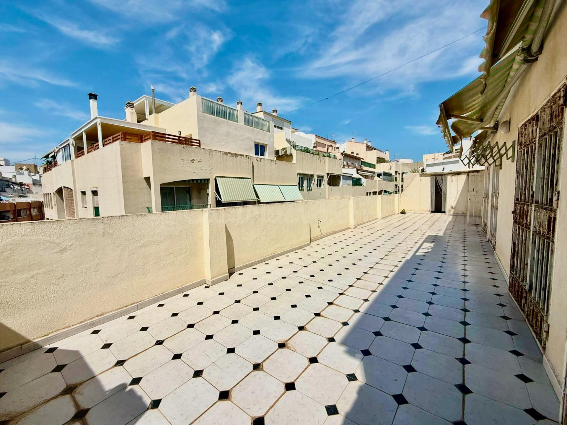 AMPLIA VIVIENDA CON TERRAZA DE 130 M2 A SOLO 230 METROS DE LA PLAYA