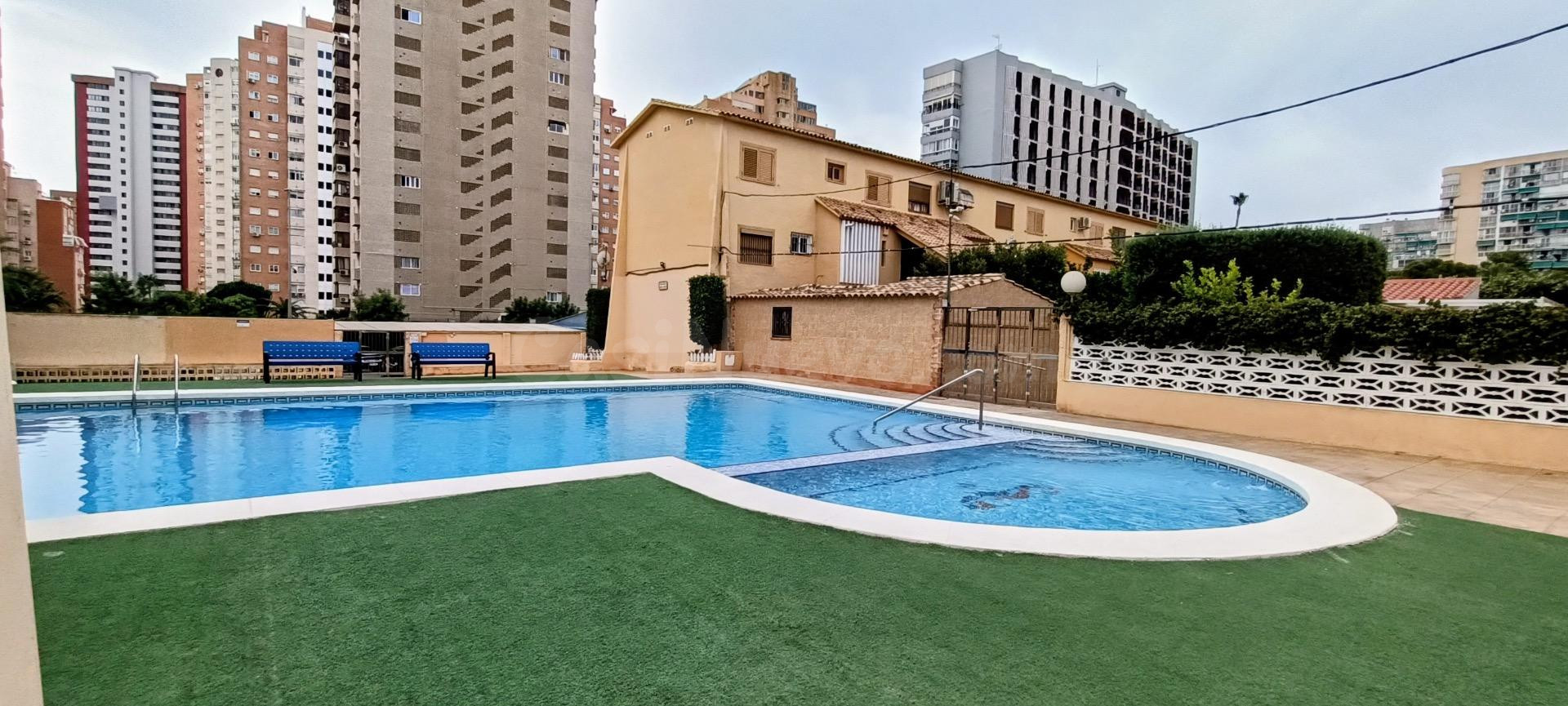 ADOSADO DUPLEX CON JARDIN Y BARBACOA PRIVADA EN BENIDORM!
