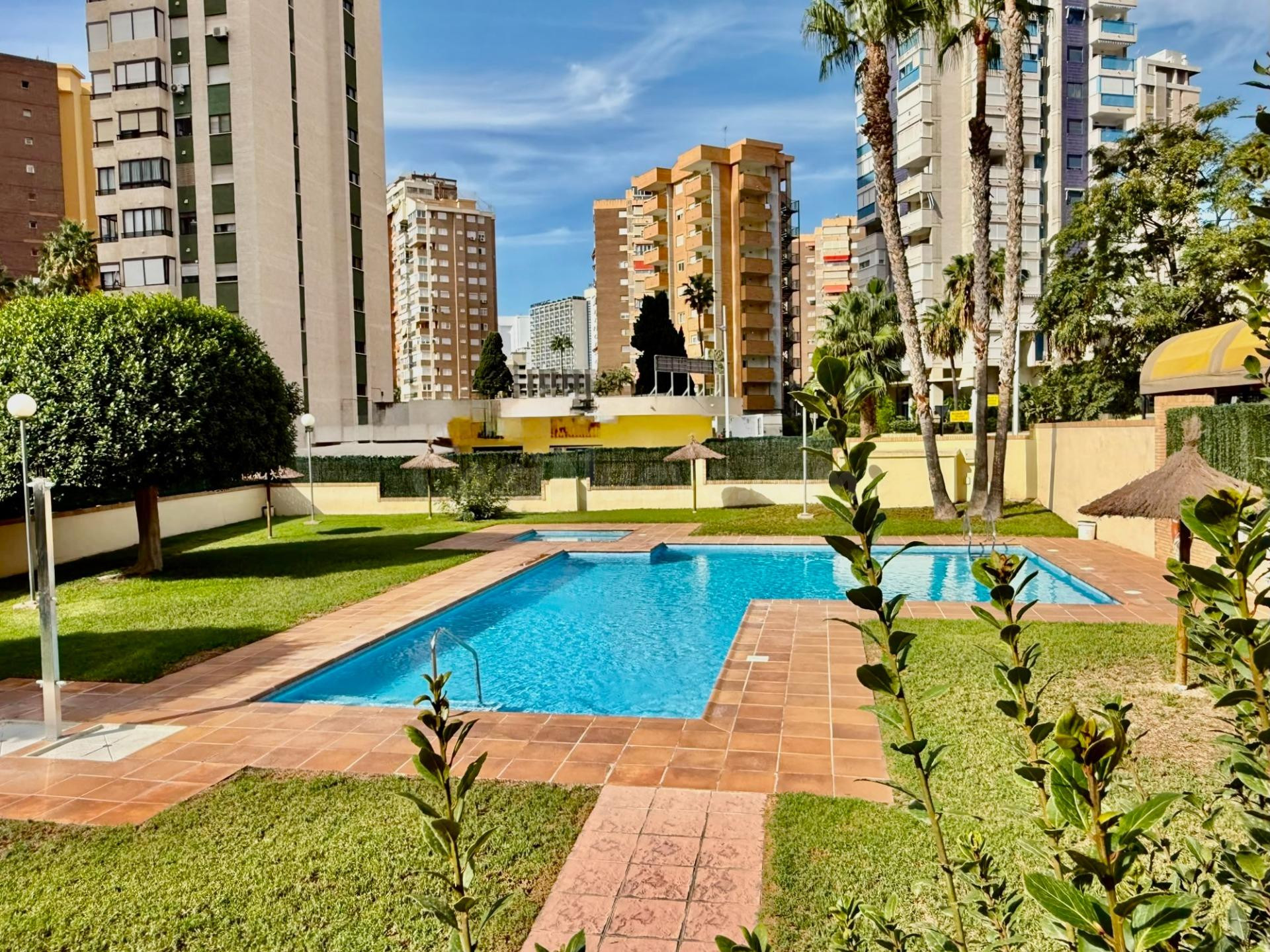 PISO DE 1+1 DORMITORIOS CON VISTAS AL MAR Y PISCINAS CUBIERTA Y EXTERIOR EN LEVANTE, BENIDORM