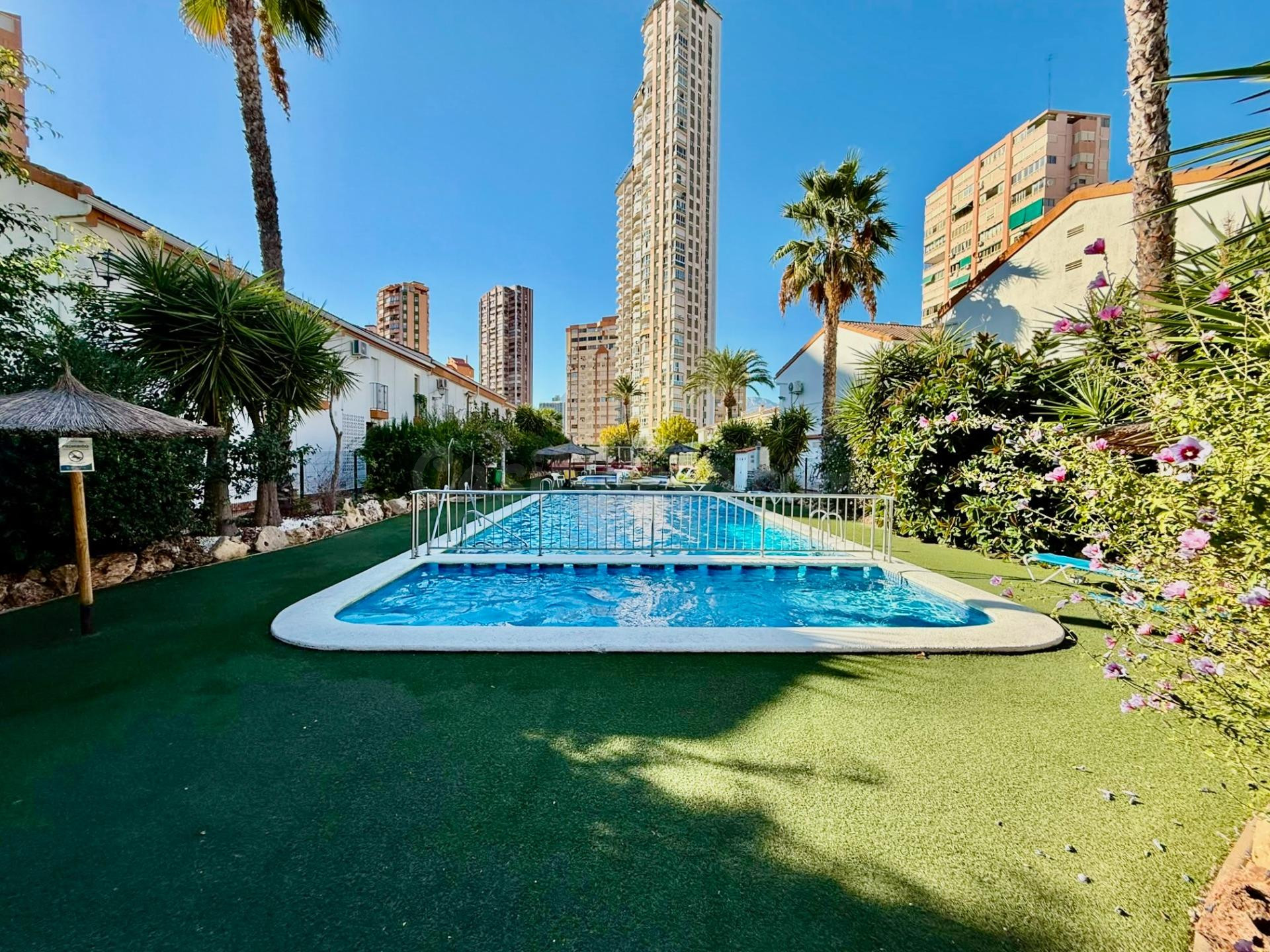 BUNGALOW DE 2 DORMITORIOS CON PISCINA COMUNITARIA Y PATIO A 500 M DE LA PLAYA DE LEVANTE