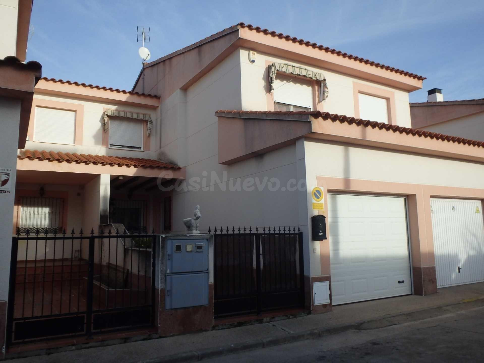 Venta de adosado en Cazalegas, Toledo. Activo inmobiliario Sin Posesión, No se puede Visitar, Ni Financiar.