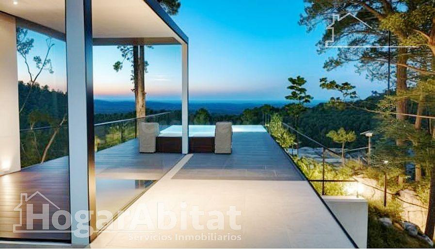 ¡ESPECTACULAR VILLA! AMPLIA CON GARAJE, DOS TERRAZAS Y PISCINA PRIVADA