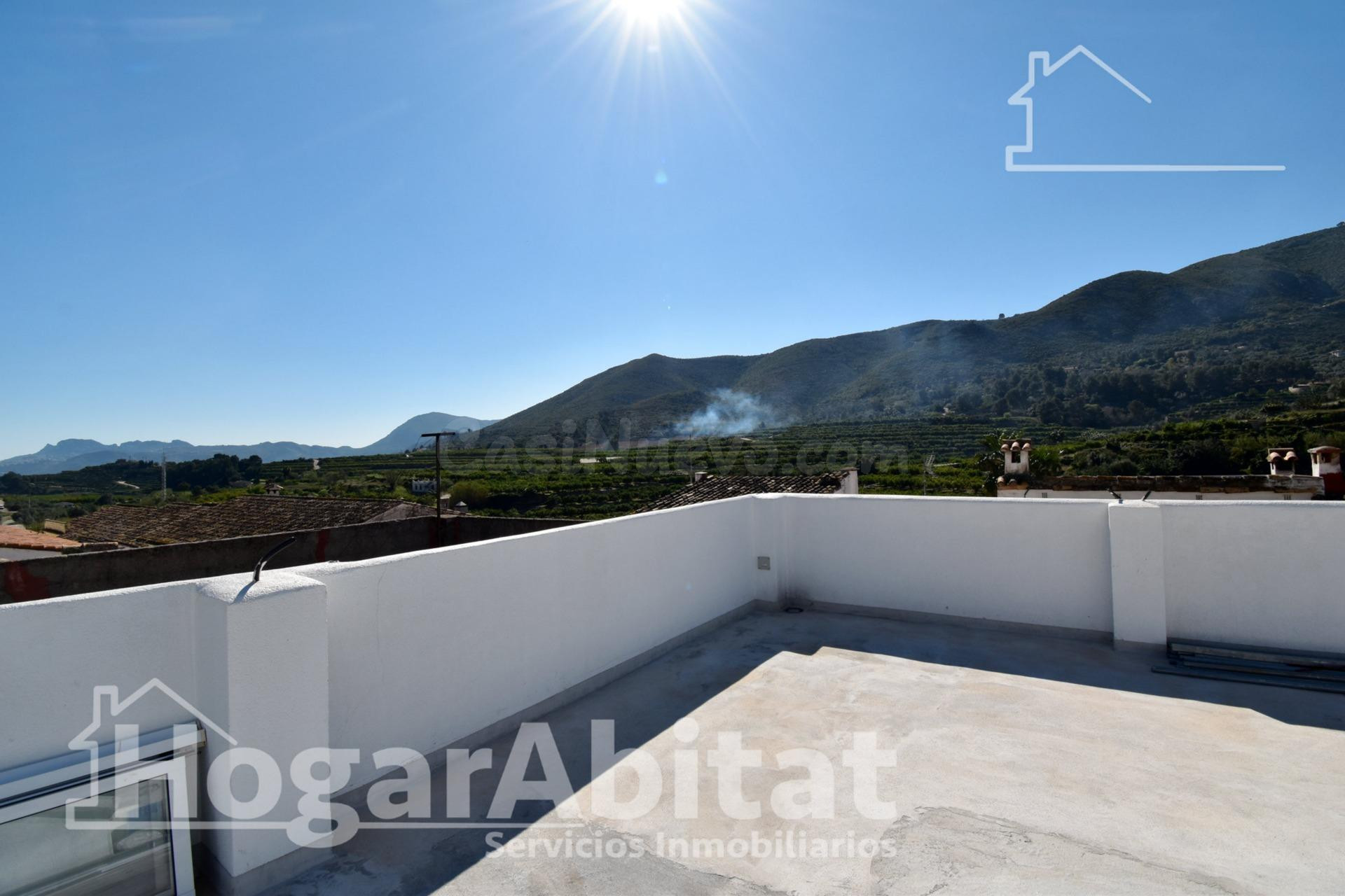 ESPACIOSA CASA SEMIRREFORMADA CON TERRAZA