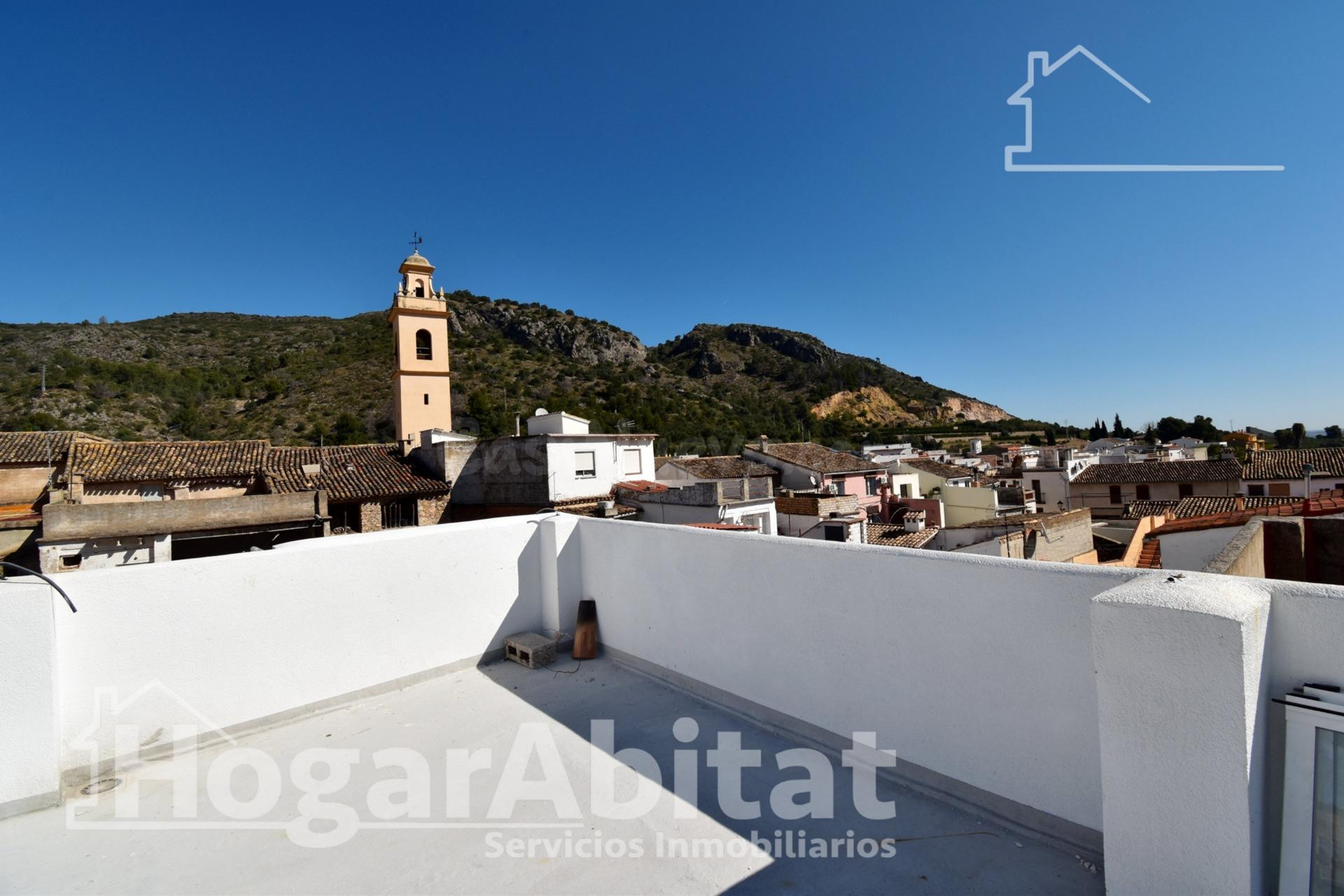 ESPACIOSA CASA SEMIRREFORMADA CON TERRAZA - foto 2