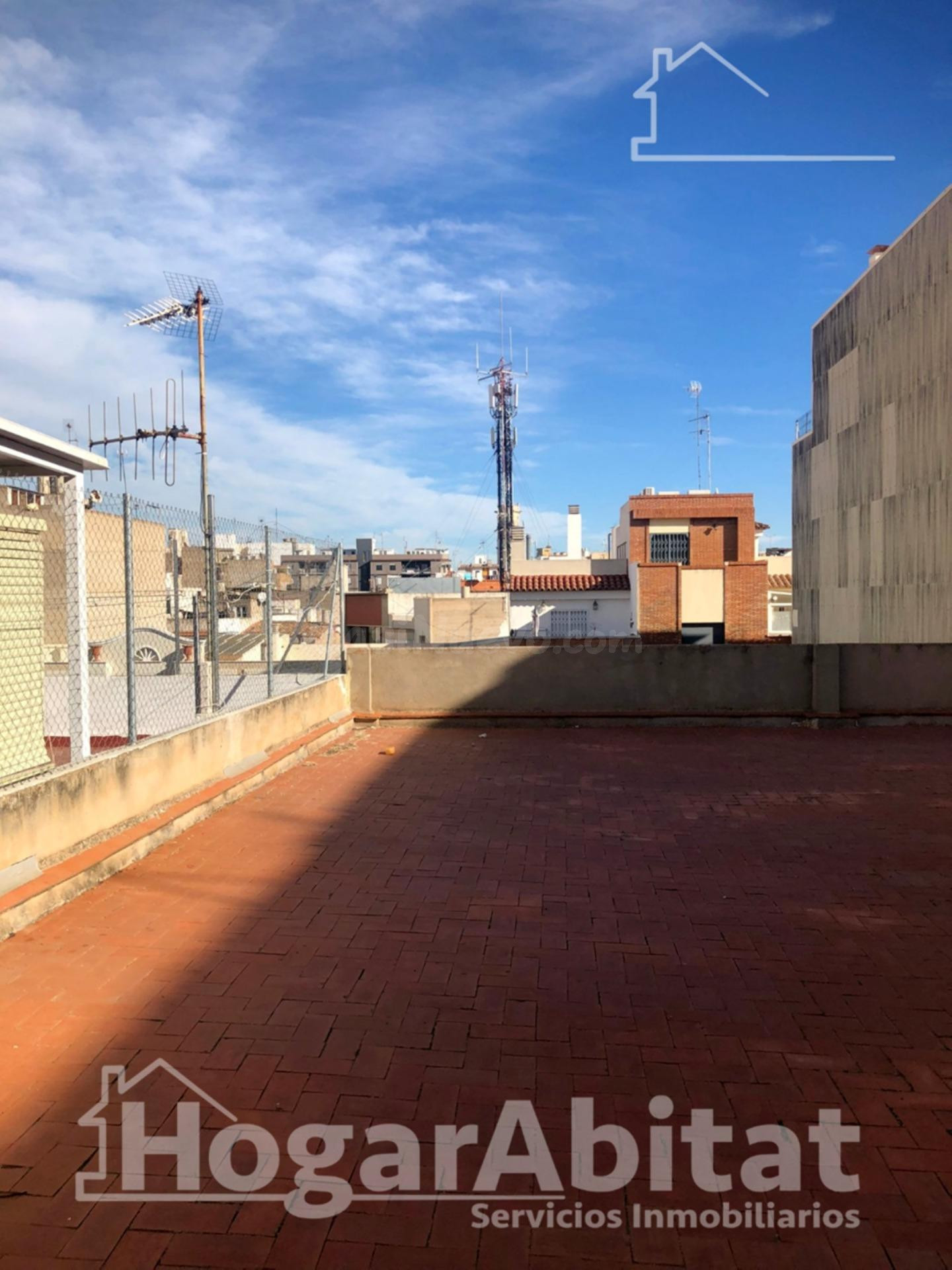¡GRAN OPORTUNIDAD PARA INVERSORES EN BURRIANA! EDIFICIO COMPLETO CON TERRAZA A DOS CALLES